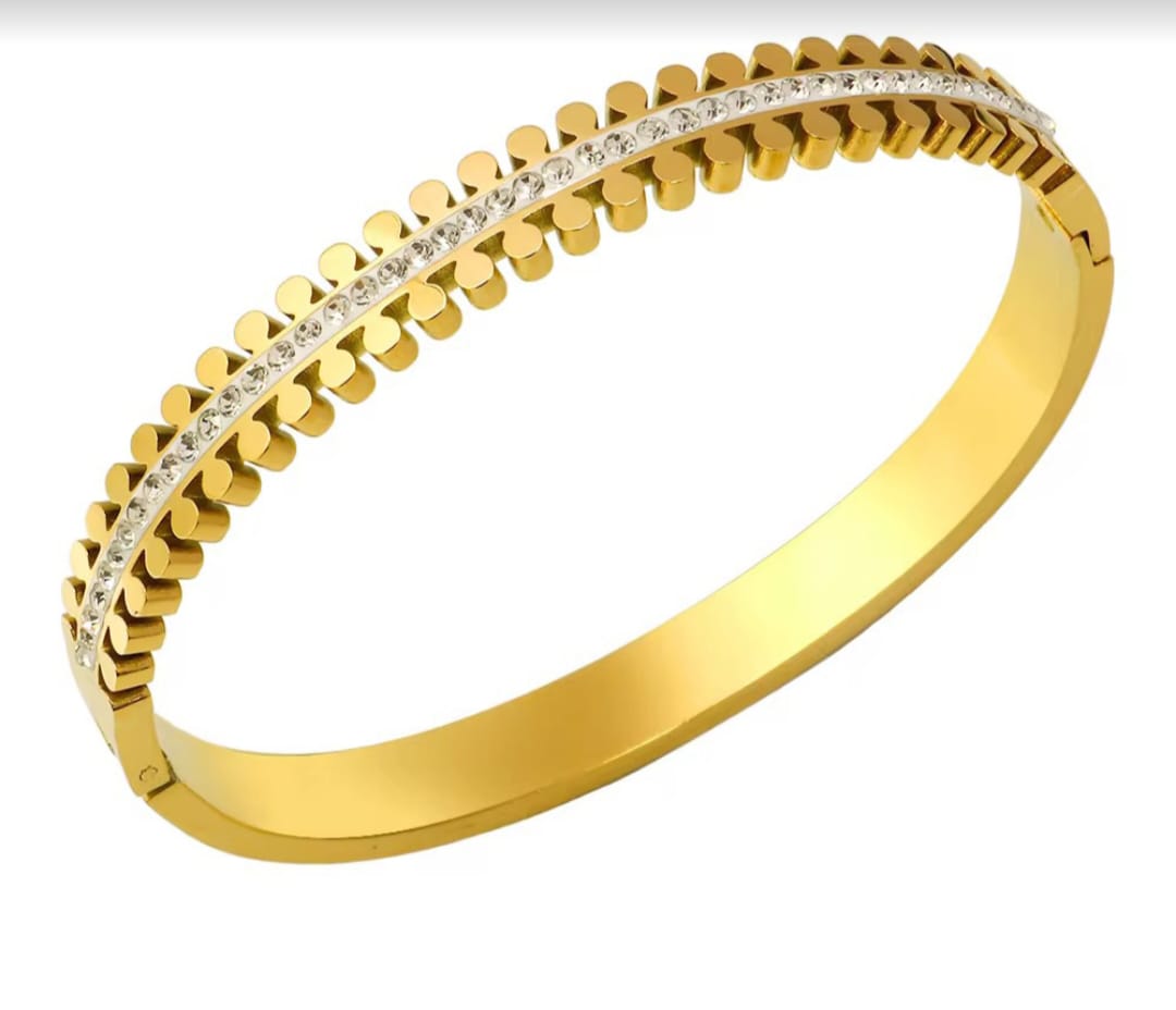 MINIMAL STUDDED CUFF