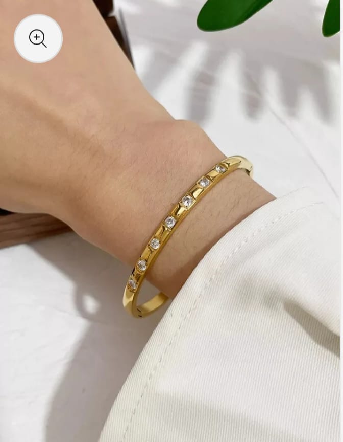 STUDDED CUFF