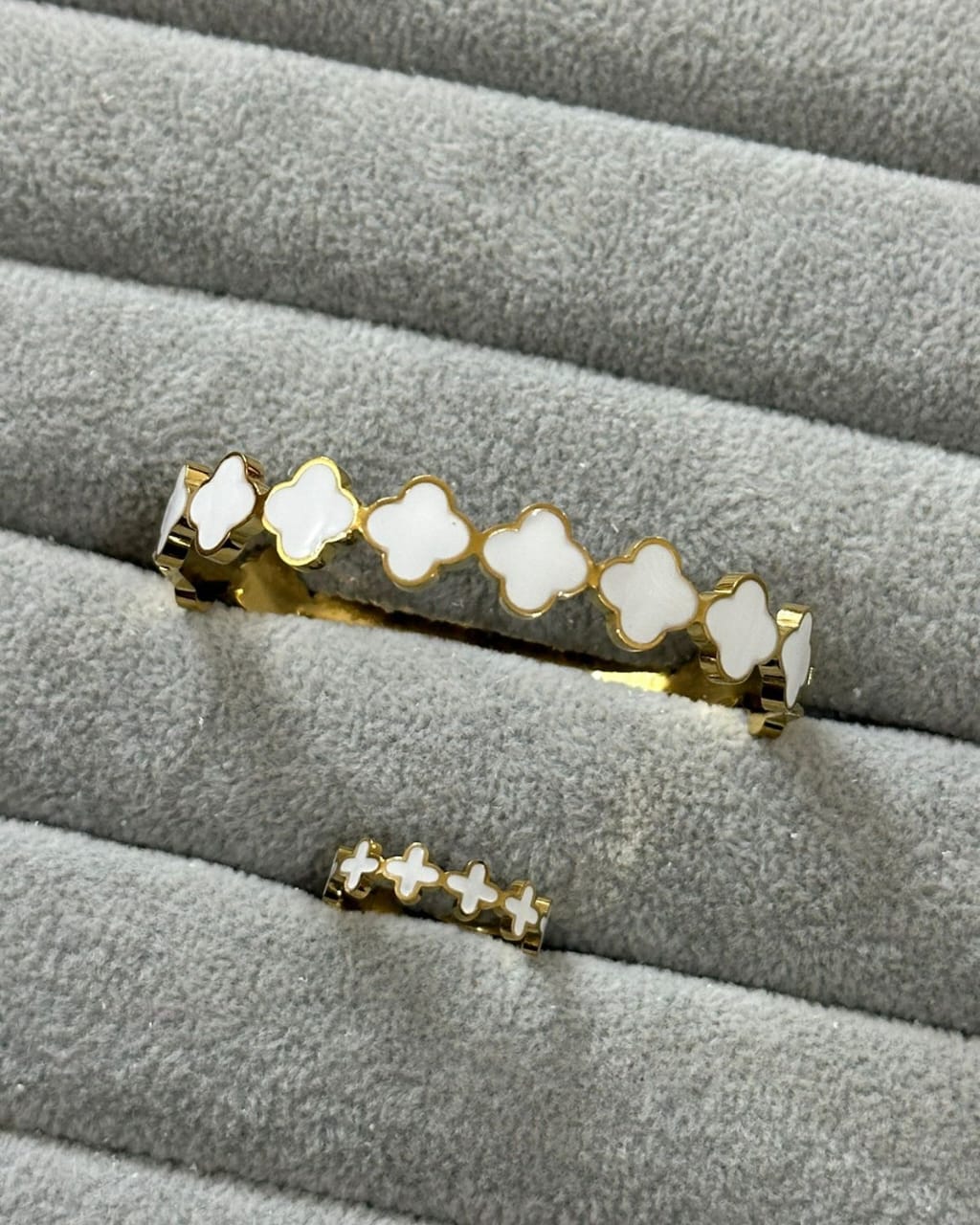 WHITE CLOVE CUFF